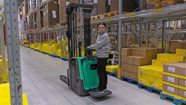 AXiA EM: Neue Staplerserie mit Fahrerstand
